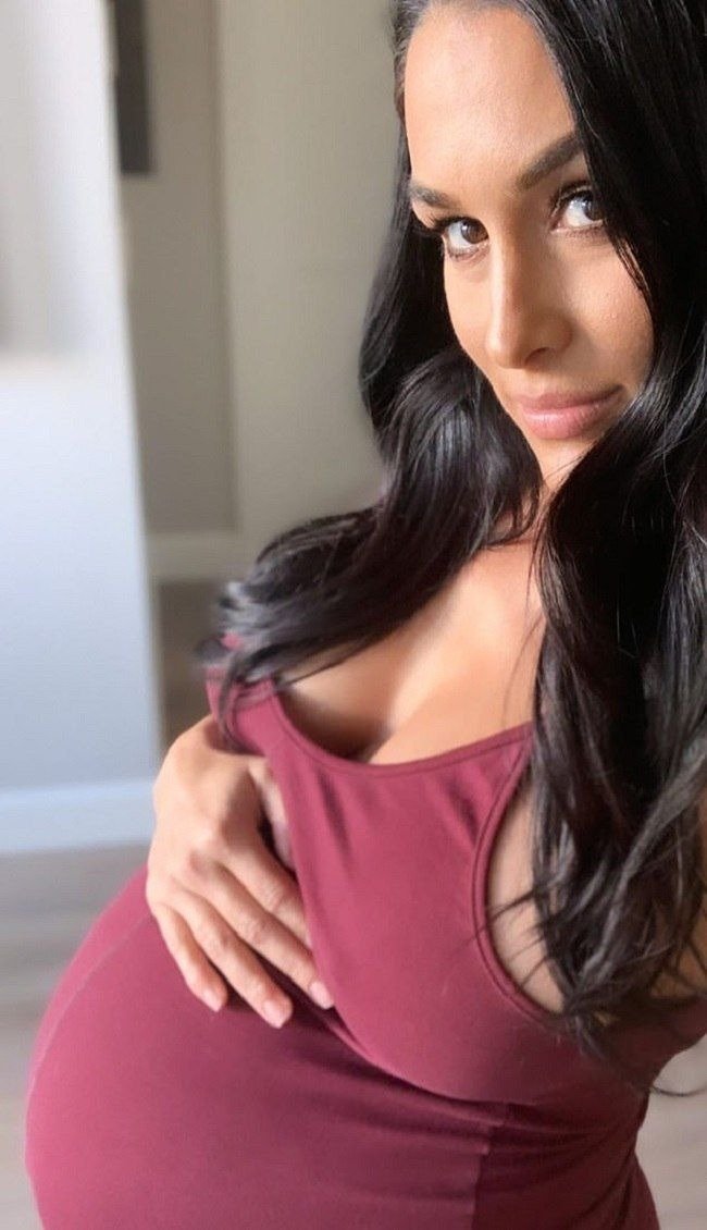 Nikki Bell poses pregnant| Photo: instagram.com/thenikkibella/