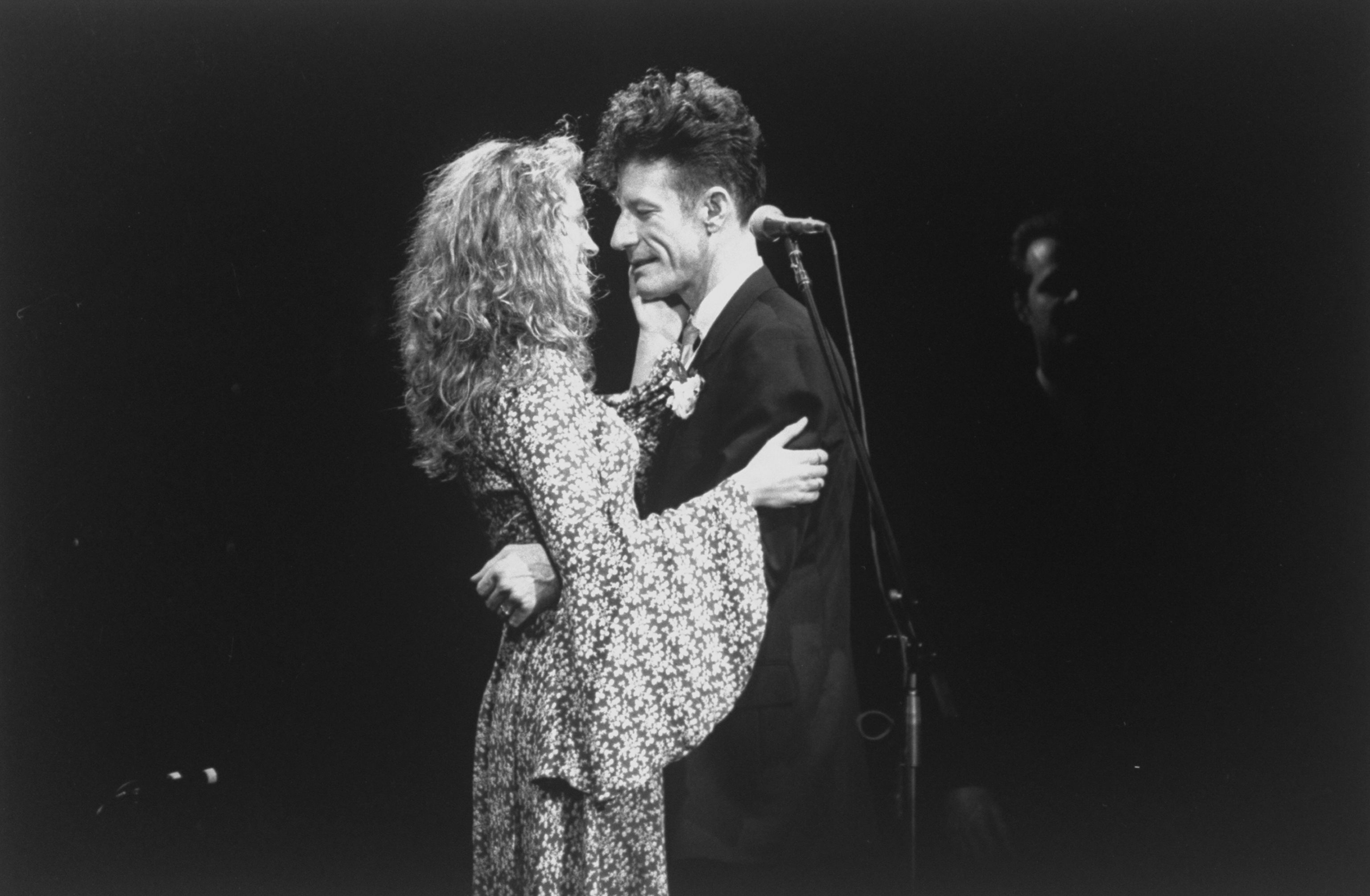 La actriz Julia Roberts y su esposo, el cantante Lyle Lovett, abrazados durante el concierto de éste en 1993 | Foto: Getty Images