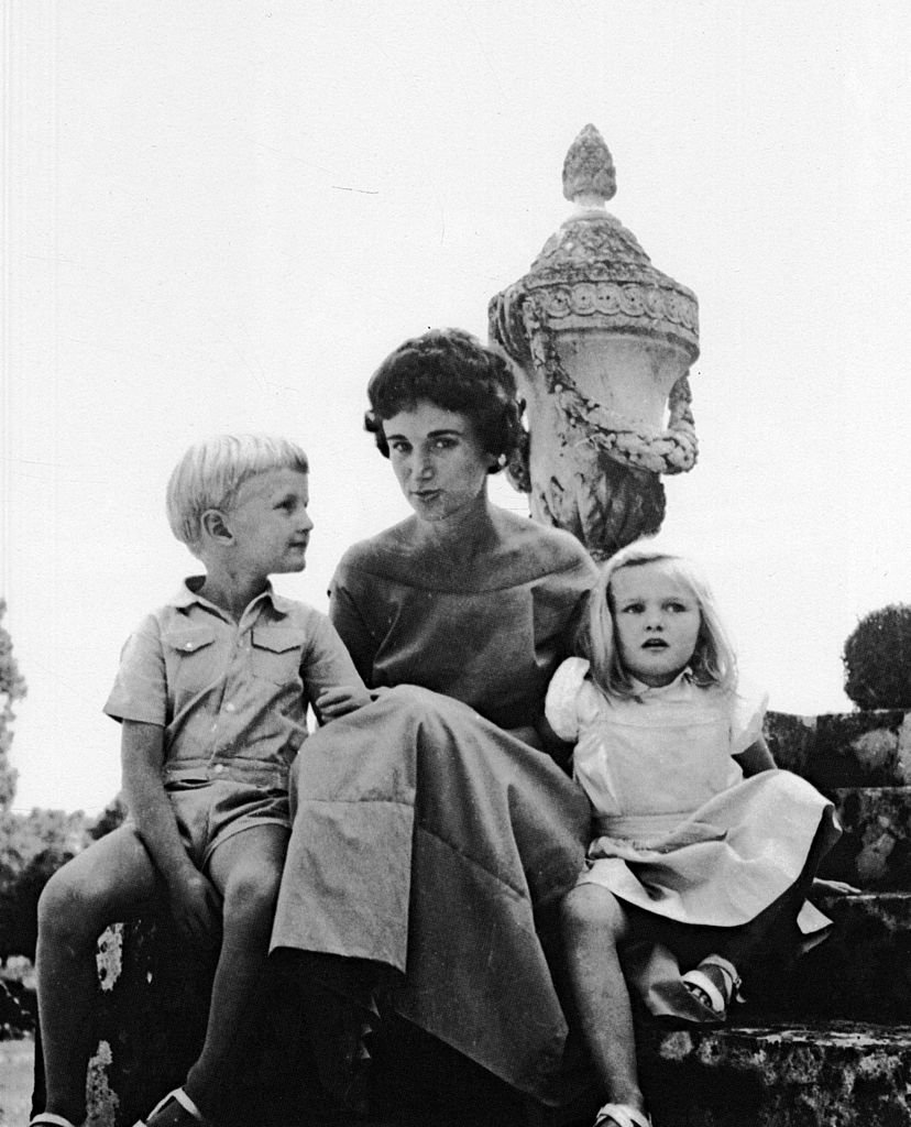 Arielle Dombasle à l'âge de 4 ans en compagnie de sa mère et de son frère. l Source : Getty Images
