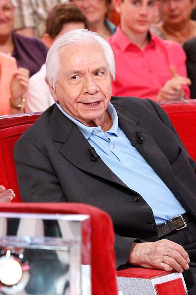 L'acteur Michel Galabru présente son One Man Show "Le Cancre", présenté au Théâtre Montparnasse, et la pièce de théâtre "Jofroi" lors de la TV française "Vivement Dimanche". Tenue au Pavillon Gabriel le 15 avril 2015 à Paris, France. | Photo : Getty Images L'acteur Michel Galabru présente son One Man Show "Le Cancre", présenté au Théâtre Montparnasse, et la pièce de théâtre "Jofroi" lors de la TV française "Vivement Dimanche". Tenue au Pavillon Gabriel le 15 avril 2015 à Paris, France. | Photo : Getty Images