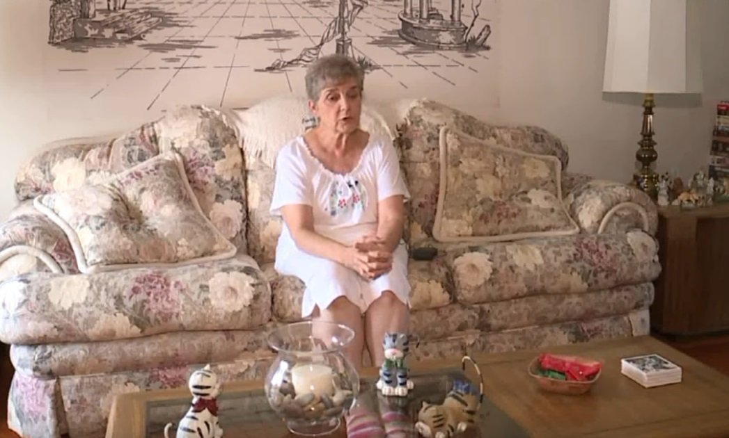 Nancy Segula de Garfield Heights dans l'Ohio. Une femme de 79 ans qui est allée en prison pour avoir nourri des chats errants. | Image: YouTube / FOX 8 Nouvelles Cleveland Nancy Segula de Garfield Heights dans l'Ohio. Une femme de 79 ans qui est allée en prison pour avoir nourri des chats errants. | Image: YouTube / FOX 8 Nouvelles Cleveland