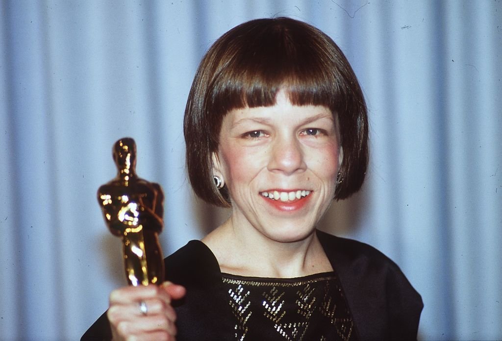 Actress Linda Hunt posing with her Oscar, won for her role in The Year of Living Dangerous on at the 56th Annual Academy Awards Show, April 9, 1984. | Source: Getty Images