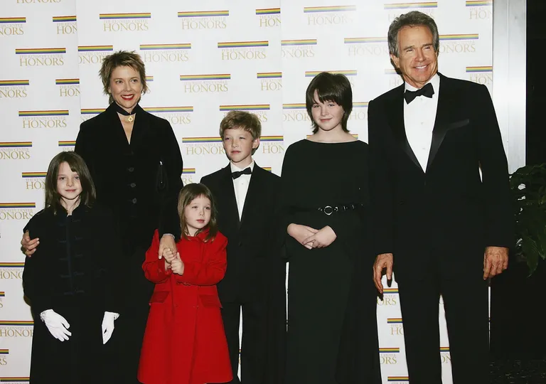 Warren Beatty pose avec sa femme Annette Bening et ses enfants Isabel, Ella, Benjamin et Kathlyn lors de la 27e cérémonie annuelle des Kennedy Center Honors au Département d'État américain, le 4 décembre 2004, à Washington, DC | Photo : Getty Images