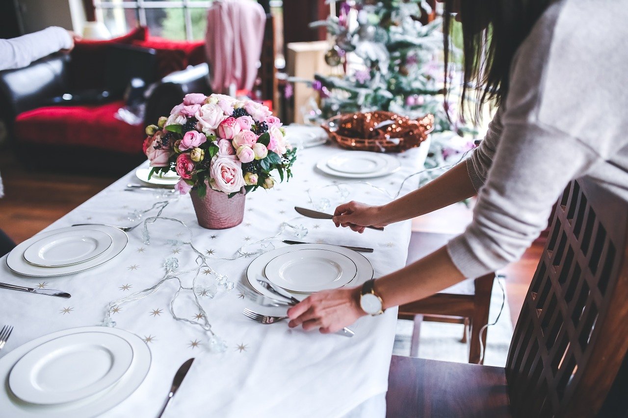 Waitress setting up the table | Source: Pixabay