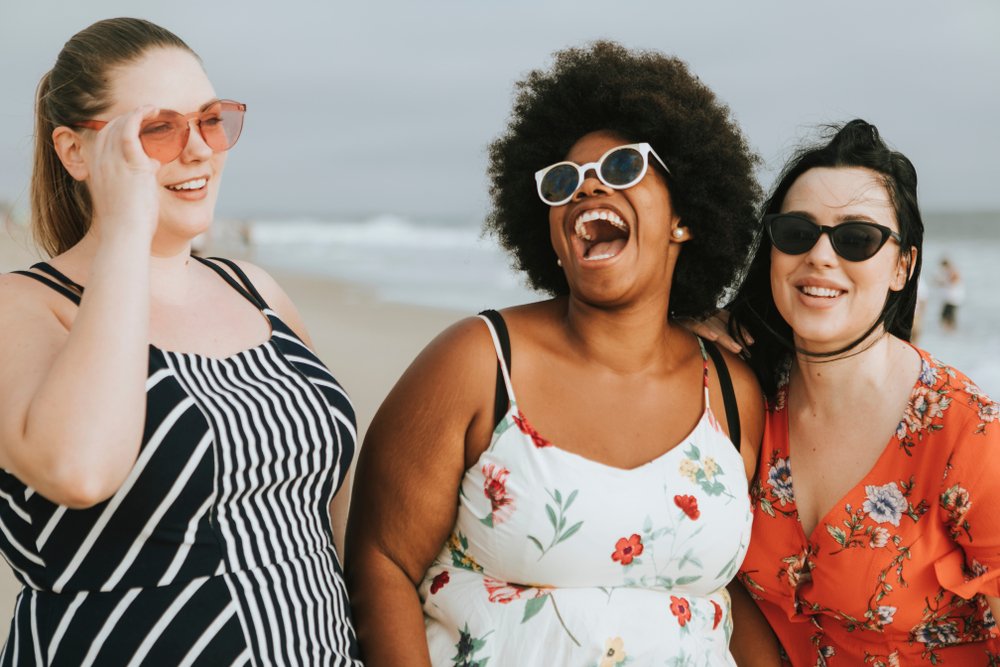 Grupo de mujeres sonrientes en la playa. I Foto: Shutterstock.