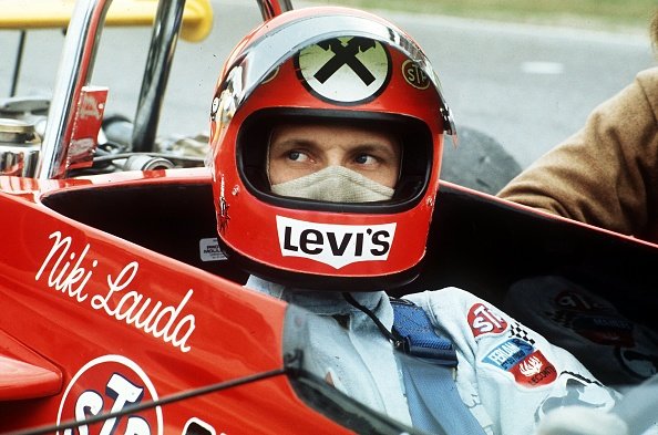 Der österreichische Formel-1-Rennfahrr Niki Lauda sitzt mit Schutzhelm in seinem roten Boliden, aufgenommen im April 1972 beim Jim-Clark-Gedächtnisrennen auf dem Hockenheimring | Quelle: Getty Images