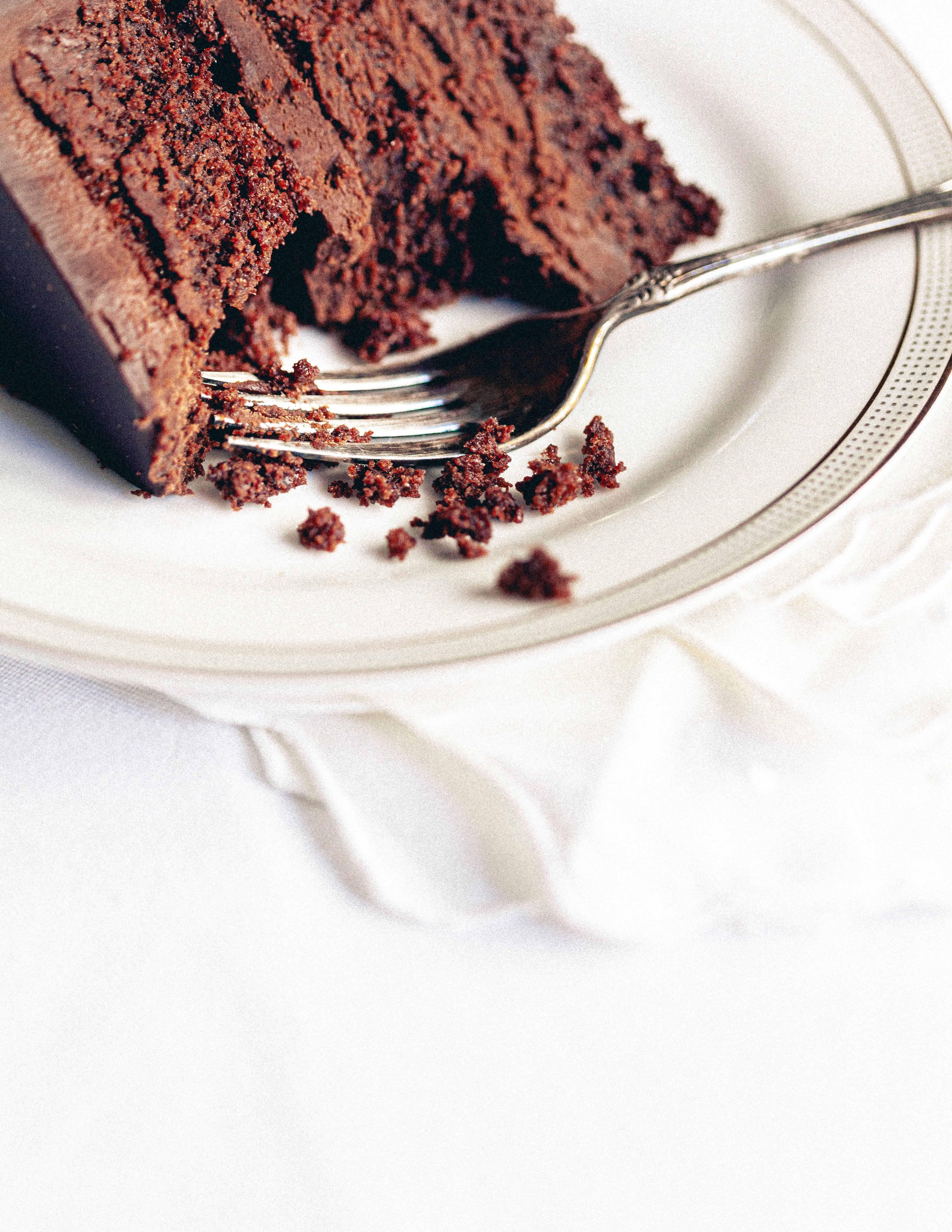 Mrs. Barlow gave Oliver chocolate cake. | Source: Unsplash