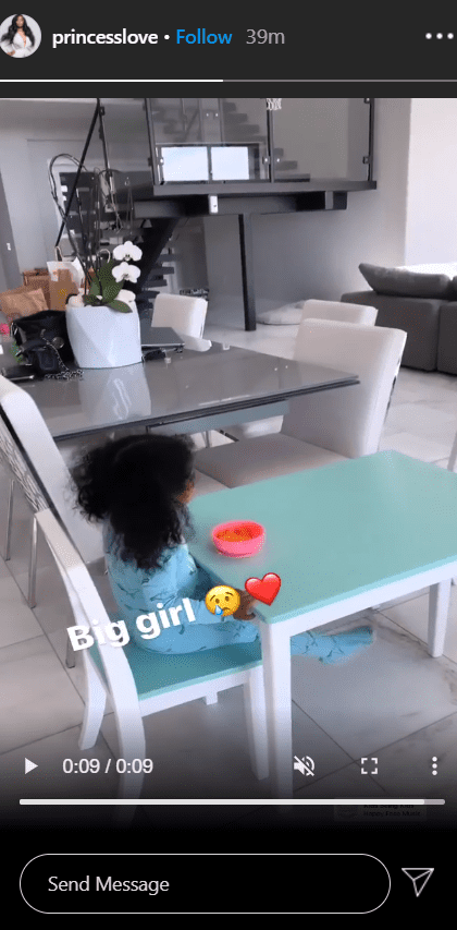 A screenshot from a clip of Princess Love's daughter Melody eating on her custom dinning. | Photo: Instagram/Princesslove