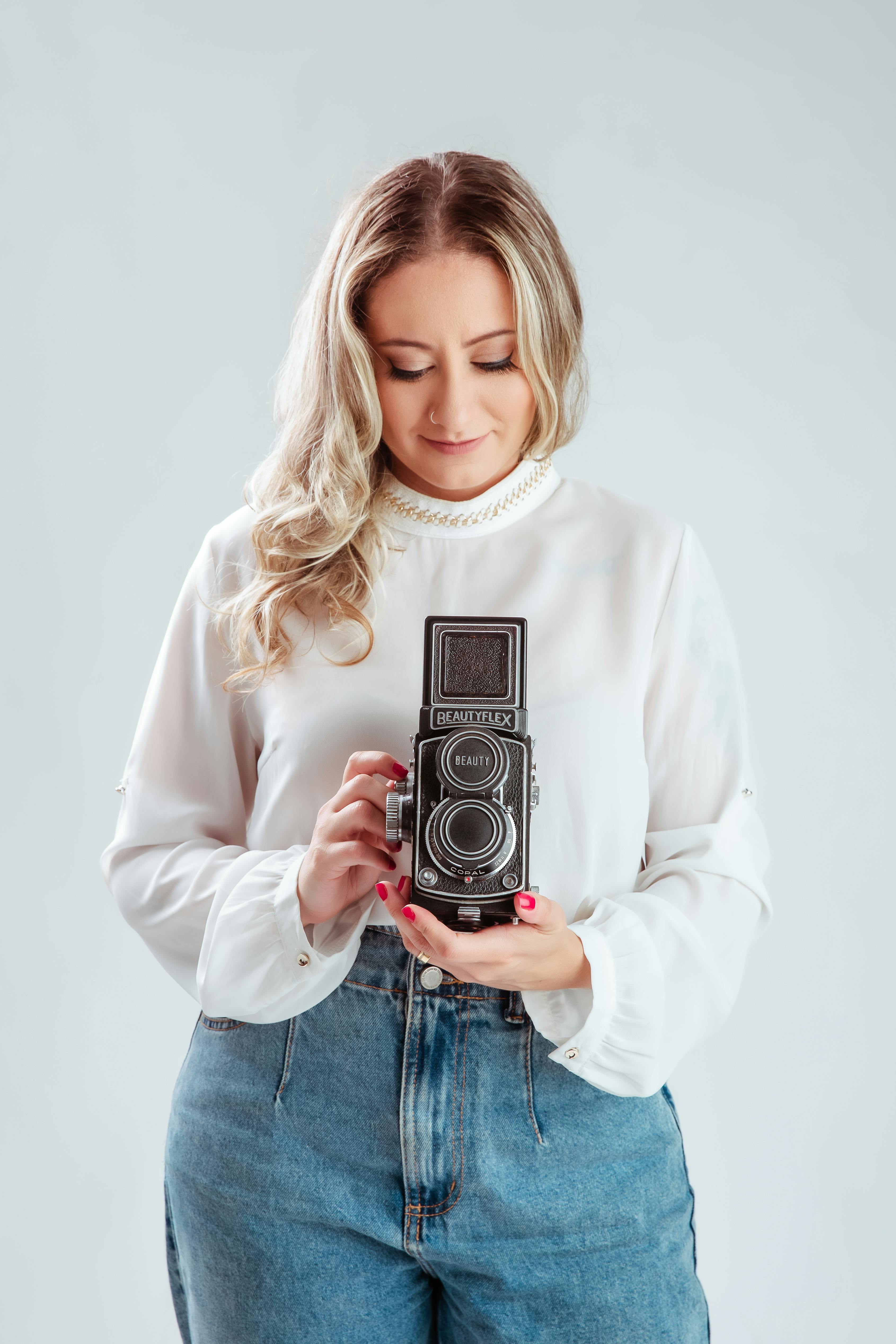 Woman with a camera | Source: Pexels