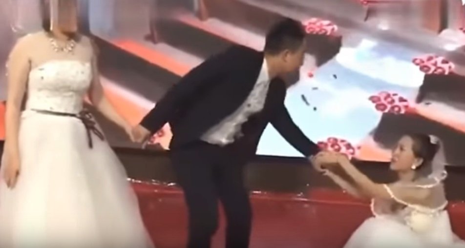 Novia suplica de rodillas a su ex en plena boda. | Foto: YouTube/The AIO Entertaiment