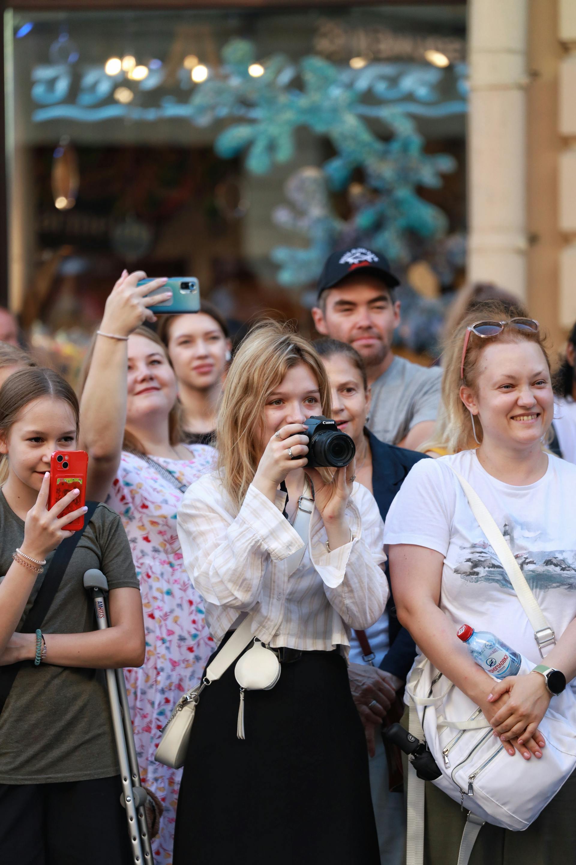 A crowd of people recording video | Source: Pexels