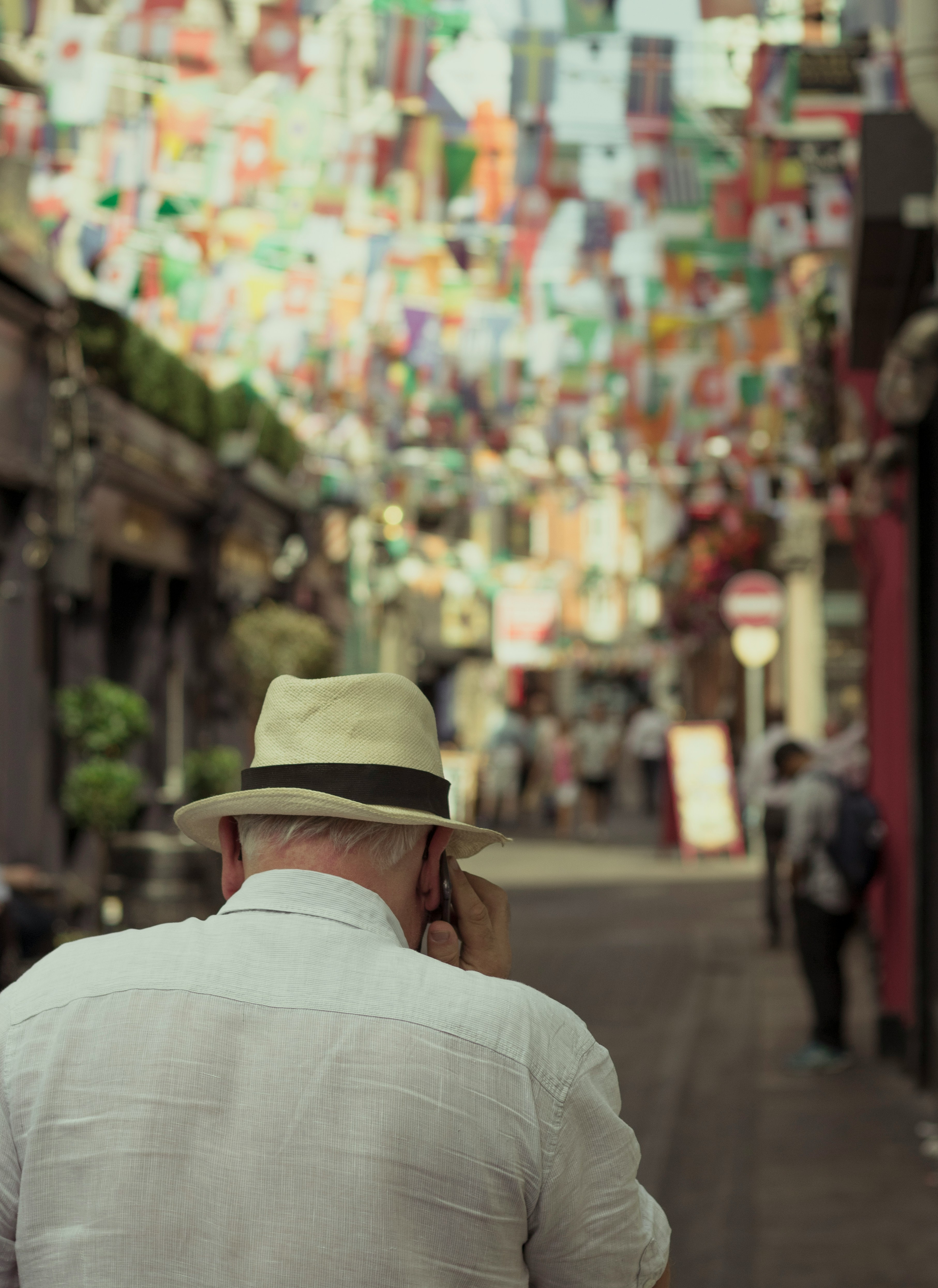 Elderly man on phone | Source: Unsplash