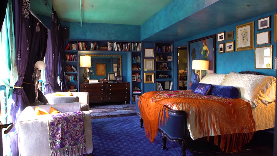 Johnny Depp and Amber Heard's blue and purple themed primary bedroom. / Source: YouTube/@ThePropertyCountdown