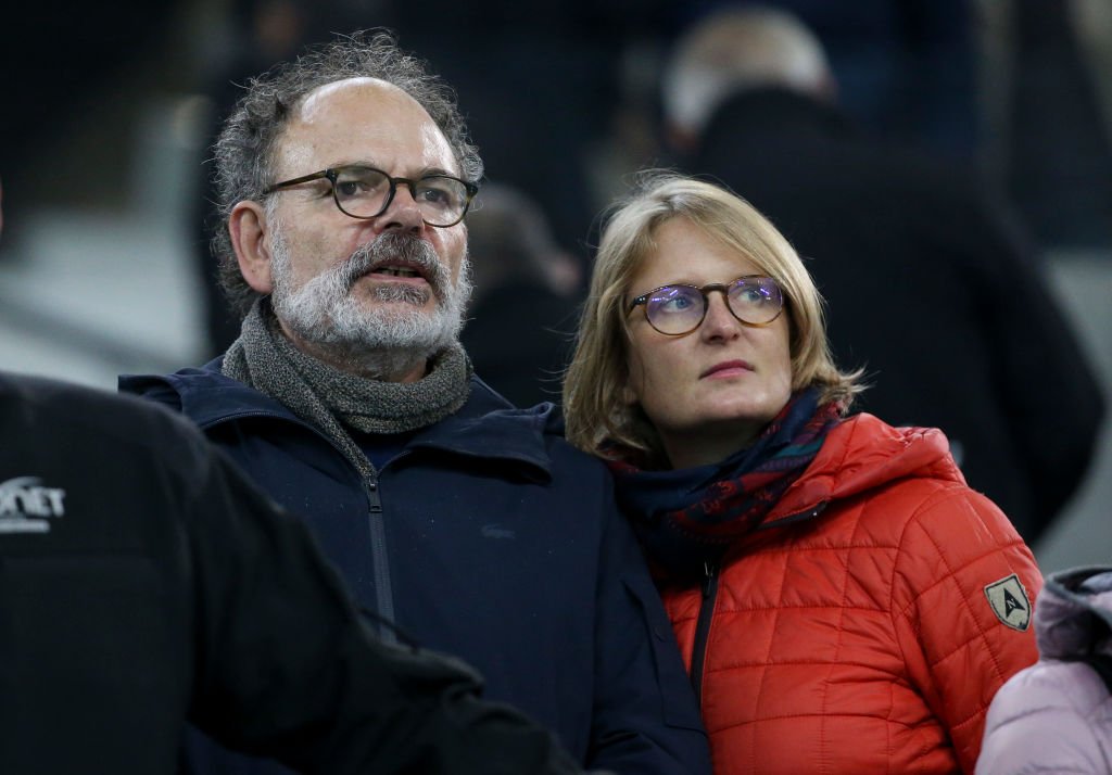 Jean-Pierre Darroussin et son épouse Anna Novion assistent au match de Ligue 1 entre l'Olympique de Marseille (OM) et le Paris Saint-Germain (PSG) au Stade Vélodrome le 28 octobre 2018 à Marseille, France. | Photo : Getty Images Jean-Pierre Darroussin et son épouse Anna Novion assistent au match de Ligue 1 entre l'Olympique de Marseille (OM) et le Paris Saint-Germain (PSG) au Stade Vélodrome le 28 octobre 2018 à Marseille, France. | Photo : Getty Images