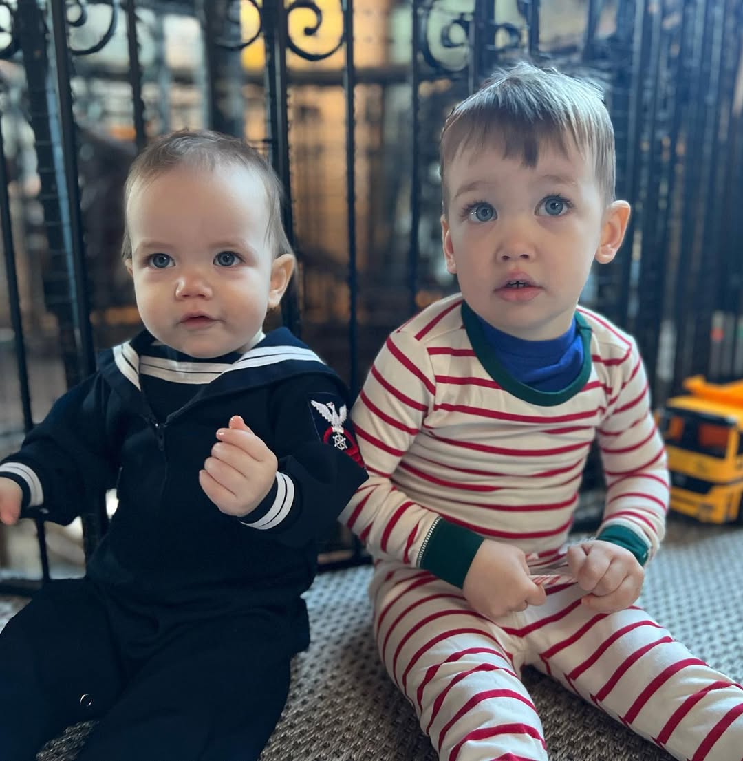 Anderson Cooper's sons from a post dated December 27, 2022. | Source: Instagram/andersoncooper