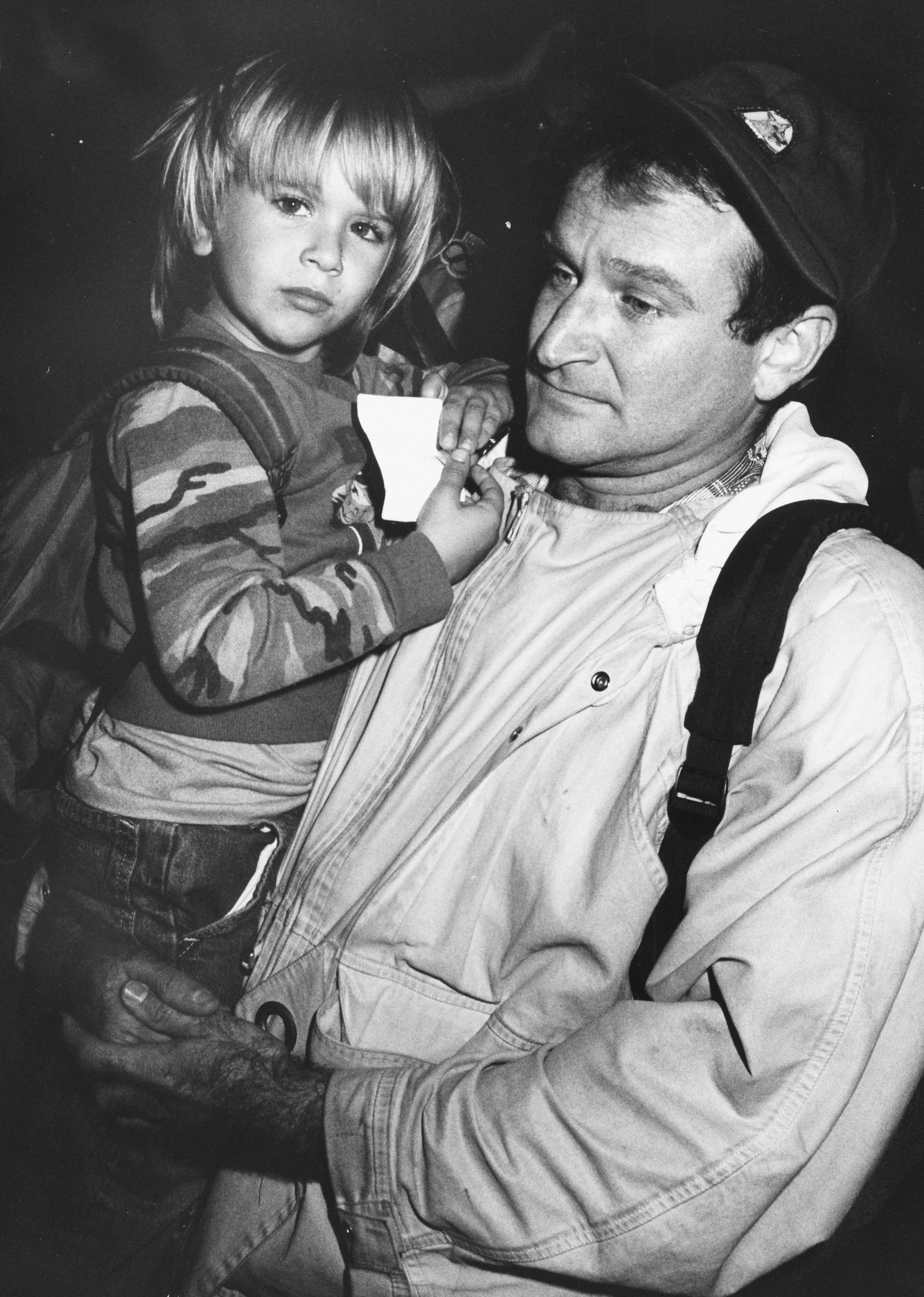 Robin Williams holding his son Zachary, circa 1987. | Source: Getty Images