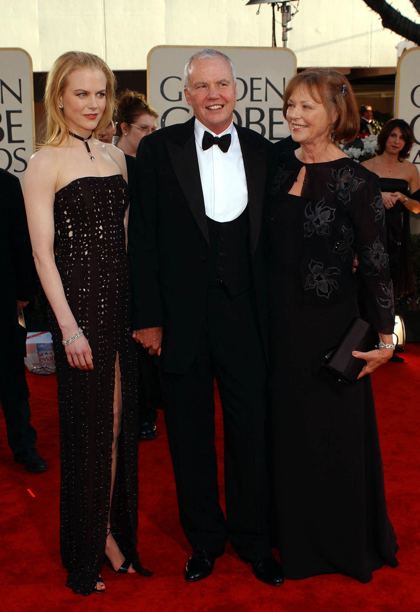 Nicole Kidman and her parents Anthony and Janelle Kidman in Beverly Hills, California, on January 20, 2002 | Source: Getty Images