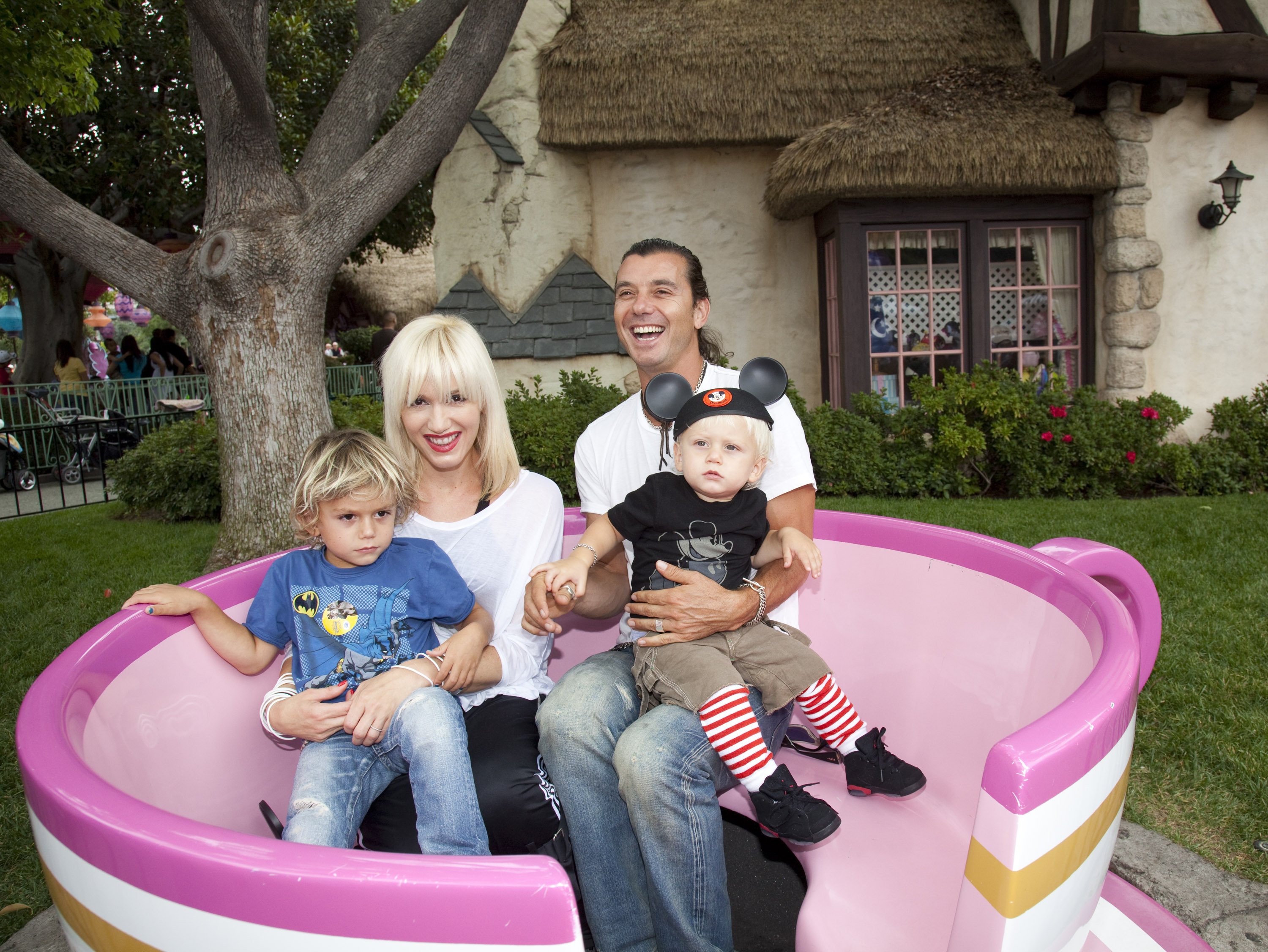 Gwen Stefani and Gavin Rossdale, with their children Kingston, 4, and Zuma, 1, at the Mad Tea Party attraction at Disneyland on July 7, 2010, in Anaheim, California | Source: Getty Images