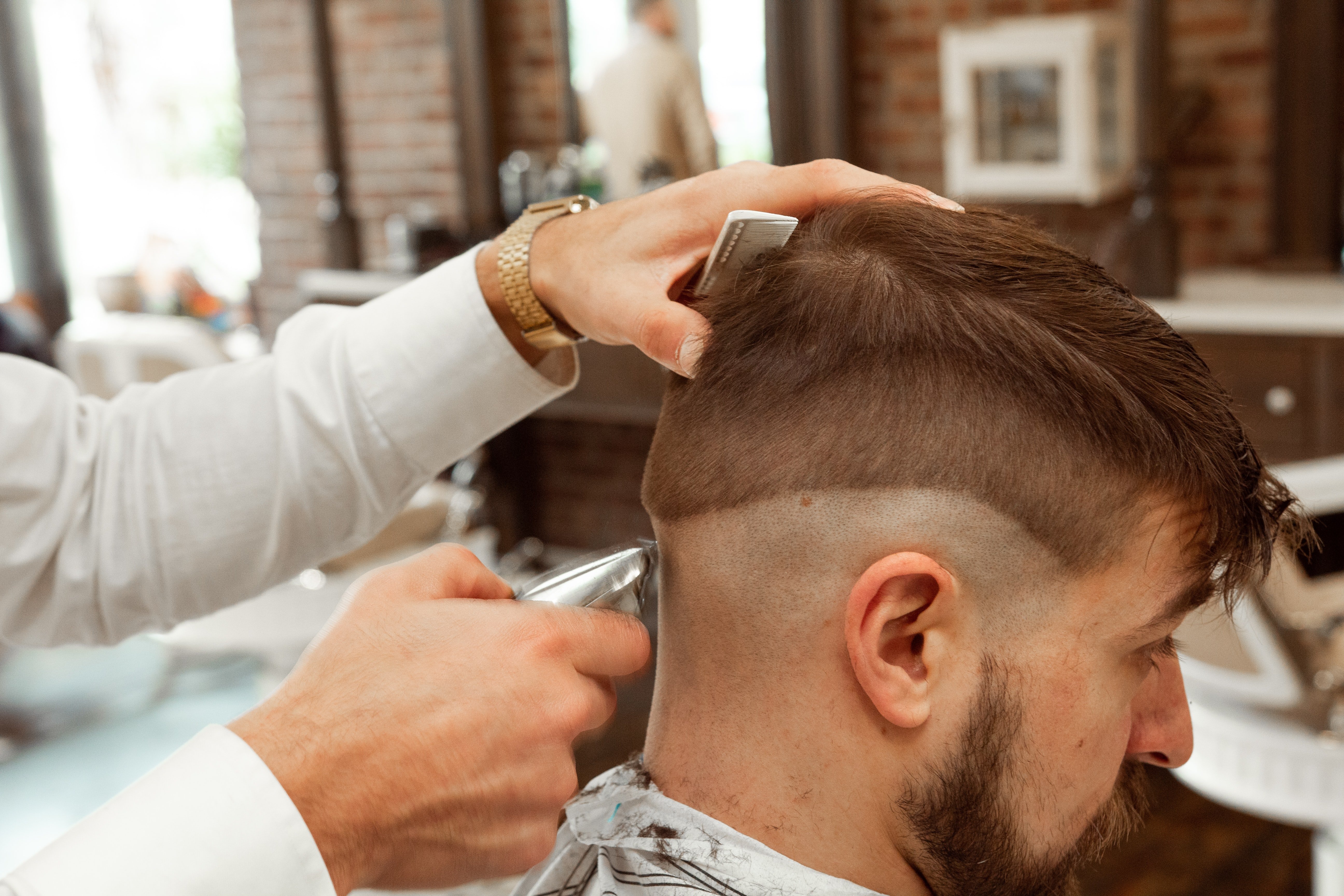 Person getting his hair shaved in a salon | Photo: Unsplash 