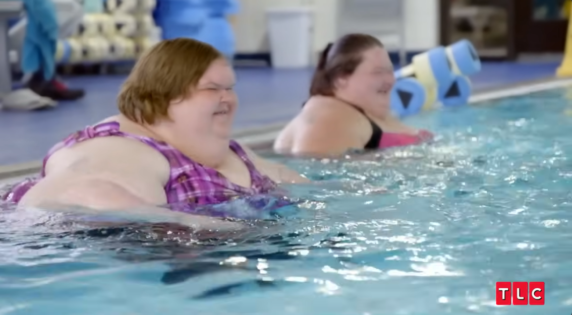 Amy and Tammy Slaton participate in a swimming exercise in TLC's "1000-Lb. Sisters" show, which was shared on YouTube in December 2023. | Source: YouTube/TLCAustralia