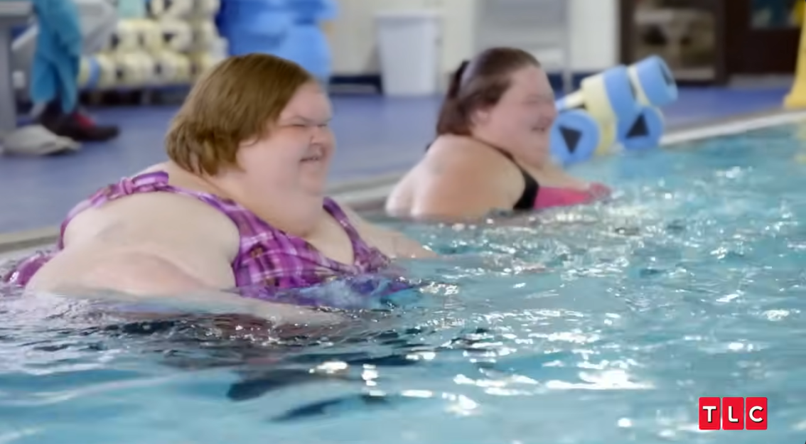 Amy and Tammy Slaton participate in a swimming exercise in TLC's "1000-lb Sisters" show, posted in December 2023. | Source: YouTube/TLCAustralia