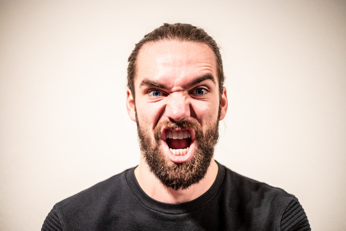 Un hombre enojado gritando. | Foto: Unsplash