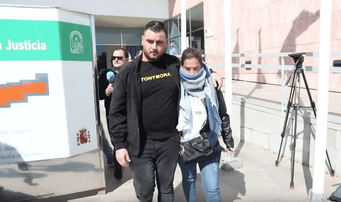José y Vicky, padres de Julen, el pequeño que murió en un pozo en Totalán, en Málaga. | Imagen: YouTube/Europa Press Andalucía
