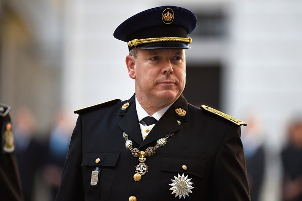 Le Prince Albert II de Monaco assiste aux célébrations de la fête nationale de Monaco dans la cour du Palais de Monaco le 19 novembre 2014 à Monaco, Monaco. | Photo : Getty Images