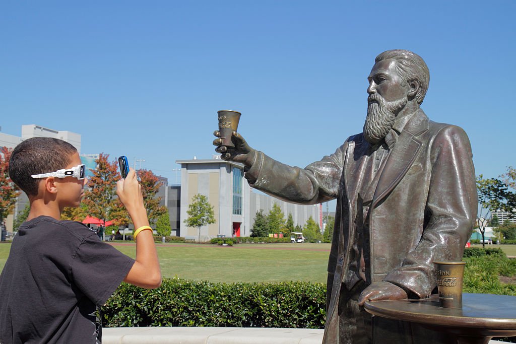  Un niño tomando una fotografía de una estatua de John Pemberton en el World of Coca-Cola en Atlanta, Georgia. I Foto: Getty Images