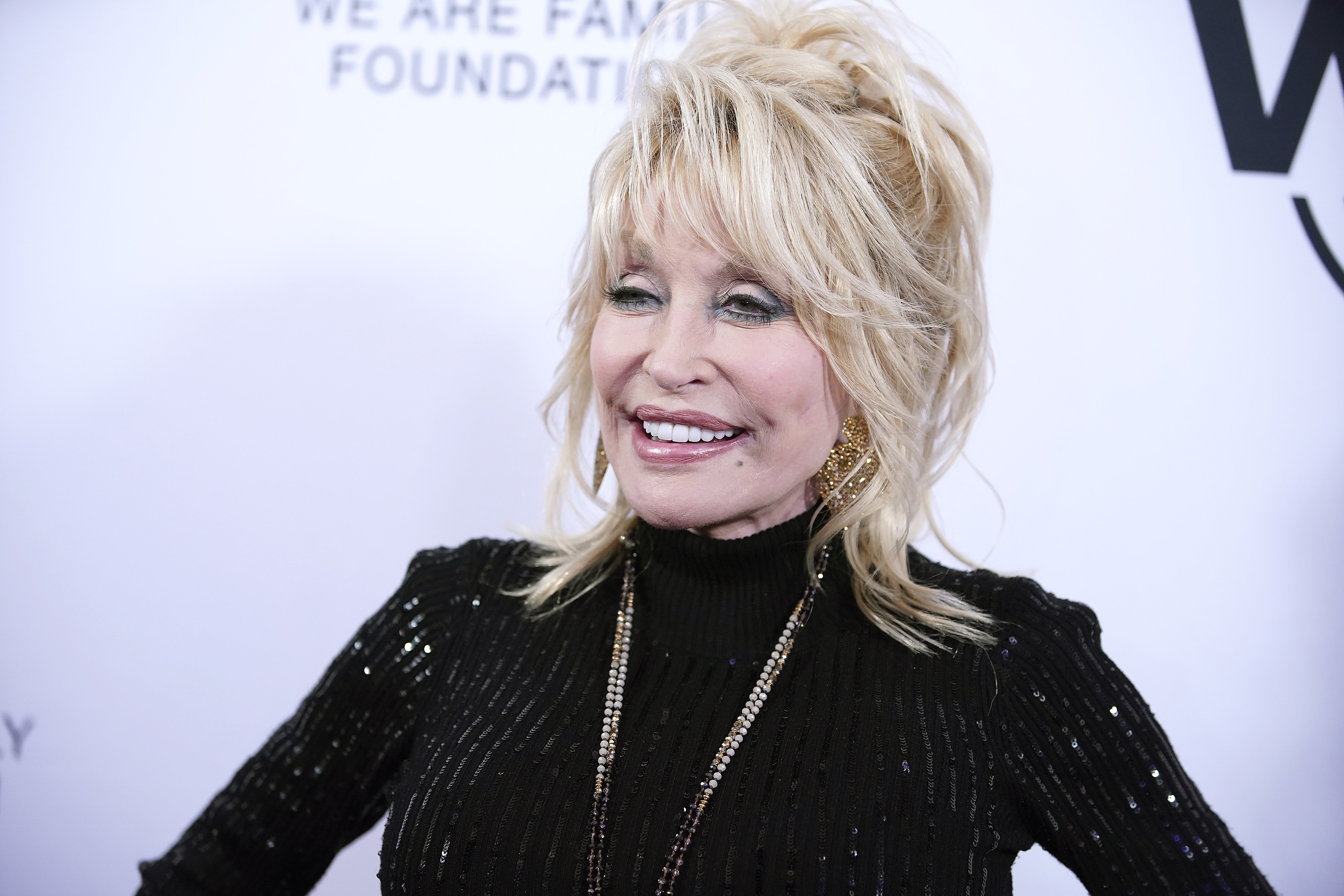 Dolly Parton en un evento de la Fundación We Are Family en el Hammerstein Ballroom, el 5 de noviembre de 2019 en Nueva York. | Foto: Getty Images