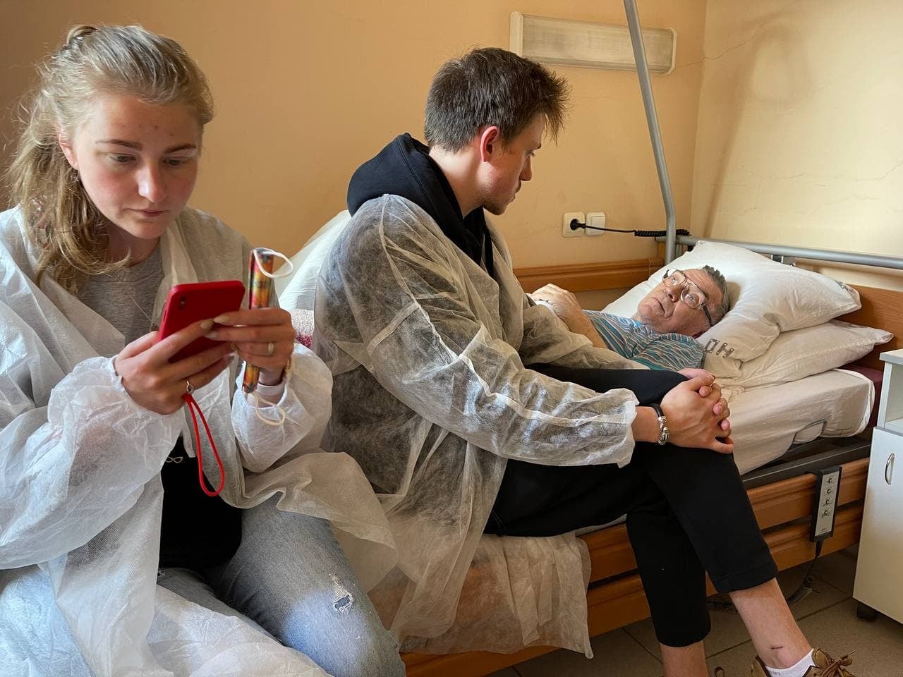 Grigory Mikhailovich Vasilyev en cama junto a sus nietos. | Foto: Facebook/Varvara Korchashkina