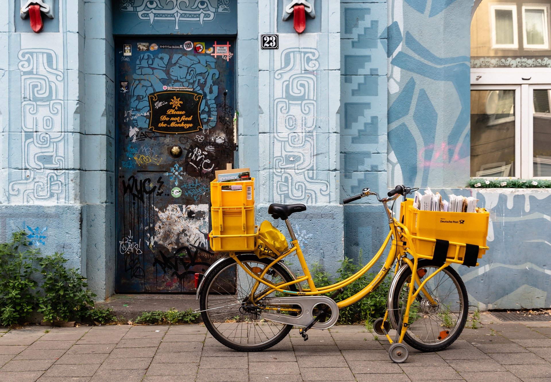 A mailman's bicycle, but the mailman is curiously somewhere else. | Source: Pixabay.