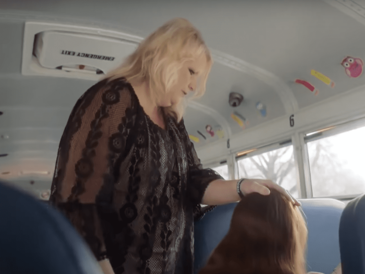 Kind bus driver brushes a child's hair after her mom passed away. | Source: youtube.com/NBC News