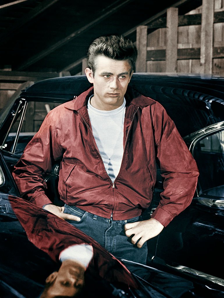 James Dean joue Jim Stark dans le film "Rebel Without a Cause". | Photo : Getty Images James Dean joue Jim Stark dans le film "Rebel Without a Cause". | Photo : Getty Images