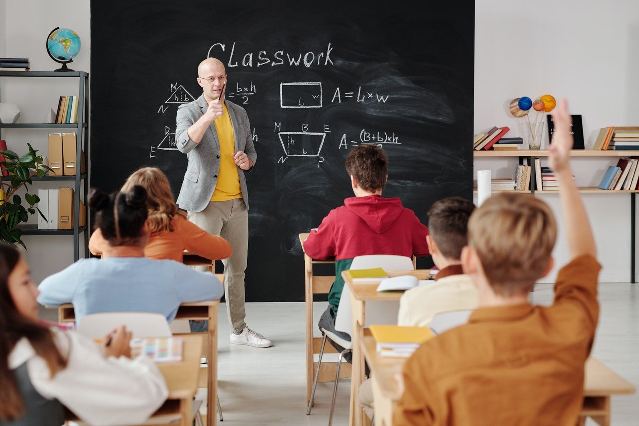 Teacher interacting with students in a classroom | Photo: Pexels