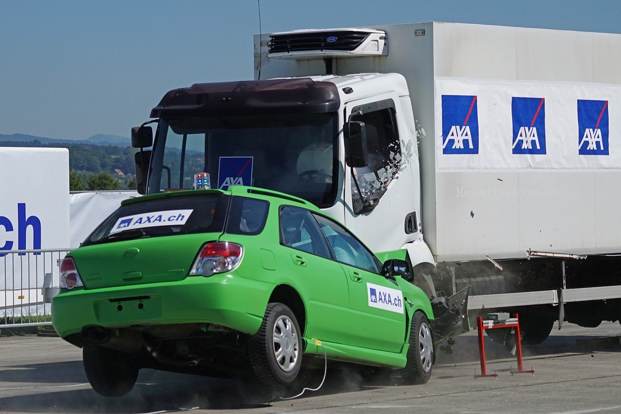 Un poids lourd et un véhicule en collision. | Photo : Pixabay