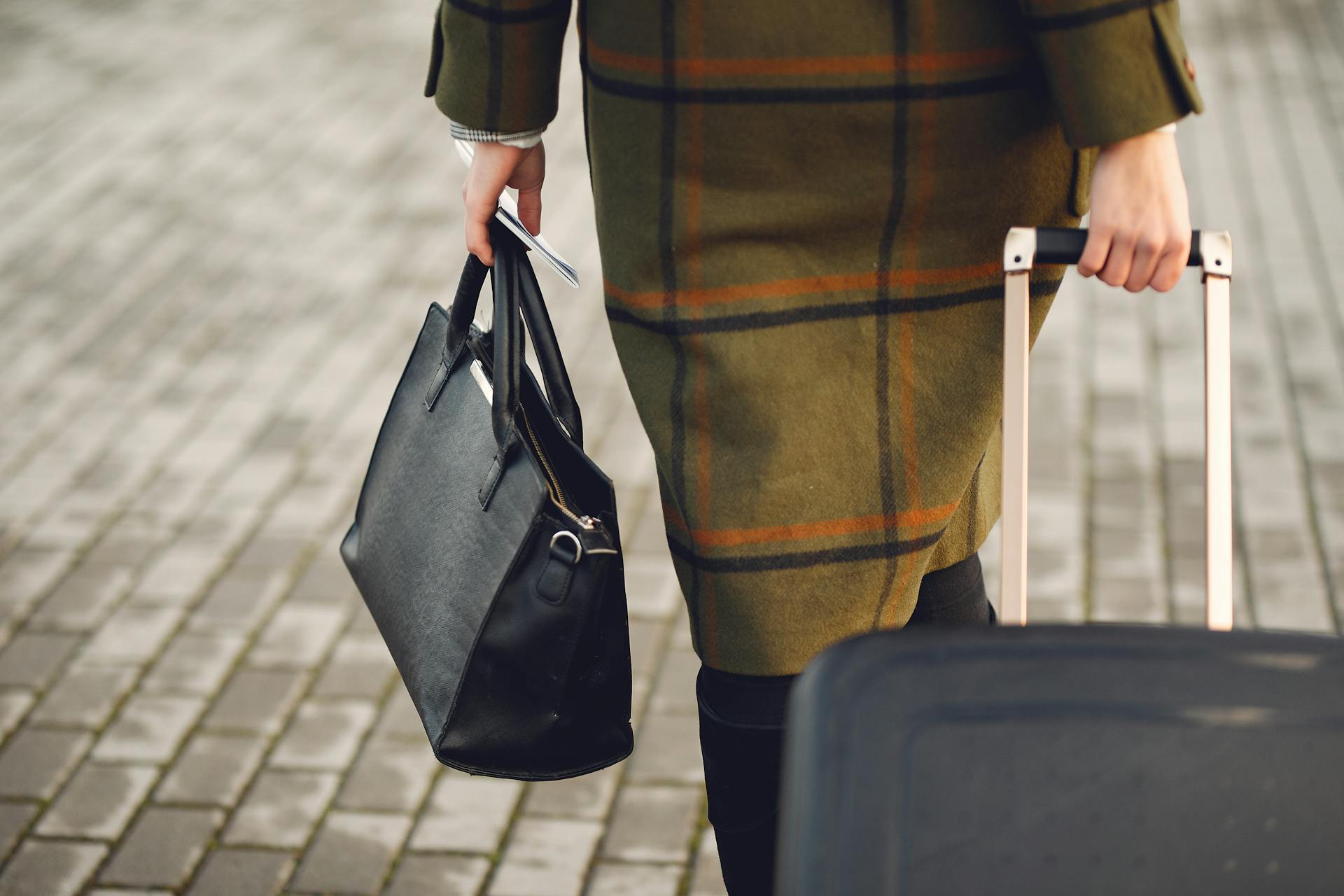 A woman pulling a suitcase | Source: Pexels