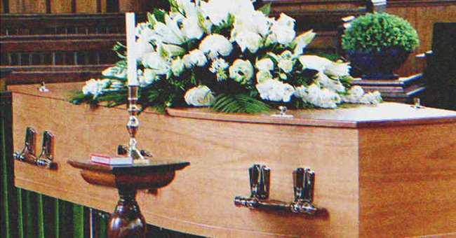 Un ataúd con flores encima en un funeral. | Foto: Getty Images