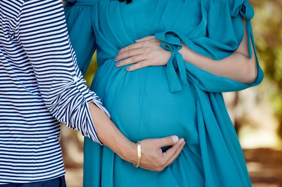 Hombre sosteniendo el vientre de una mujer embarazada. | Imagen: Max Pixel Hombre sosteniendo el vientre de una mujer embarazada. | Imagen: Max Pixel