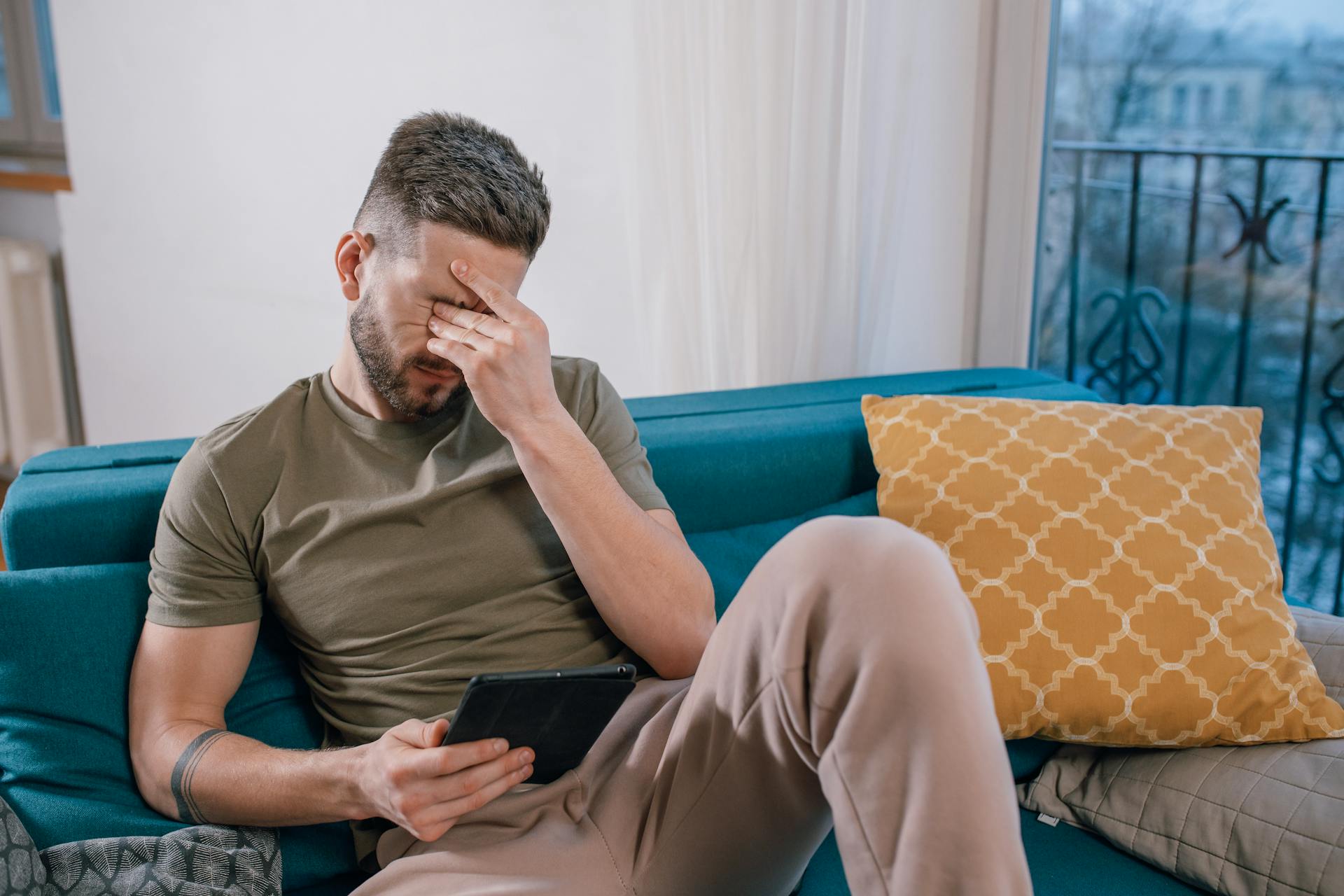 A man crying on his sofa | Source: Pexels