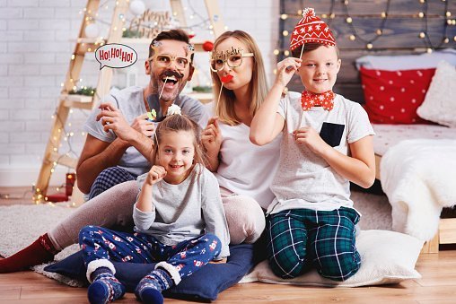 Smiling Family Sitting At Home During Christmas | Photo: Getty Images