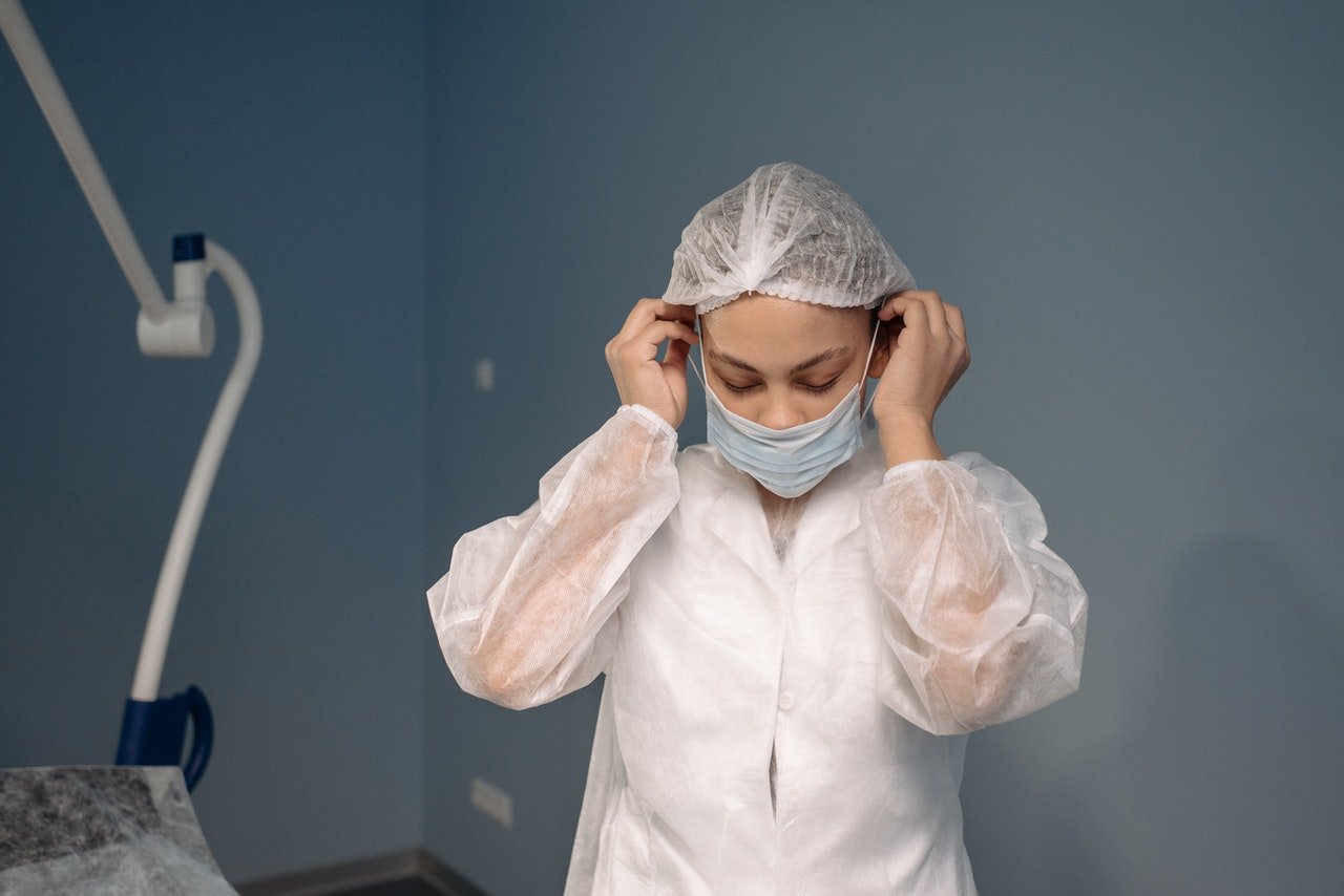 Doctora preparándose para una cirugía. | Foto: Pexels