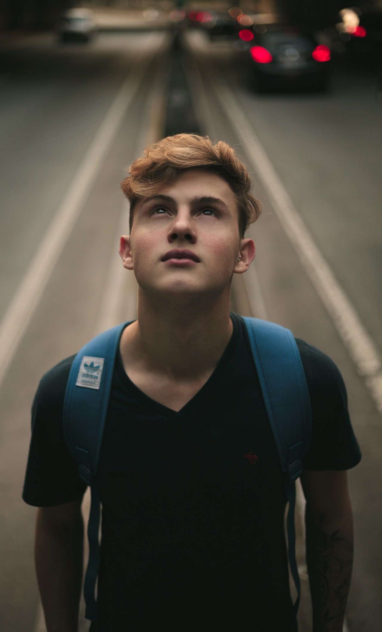 Teenage boy looking at the sky | Source: Pexels