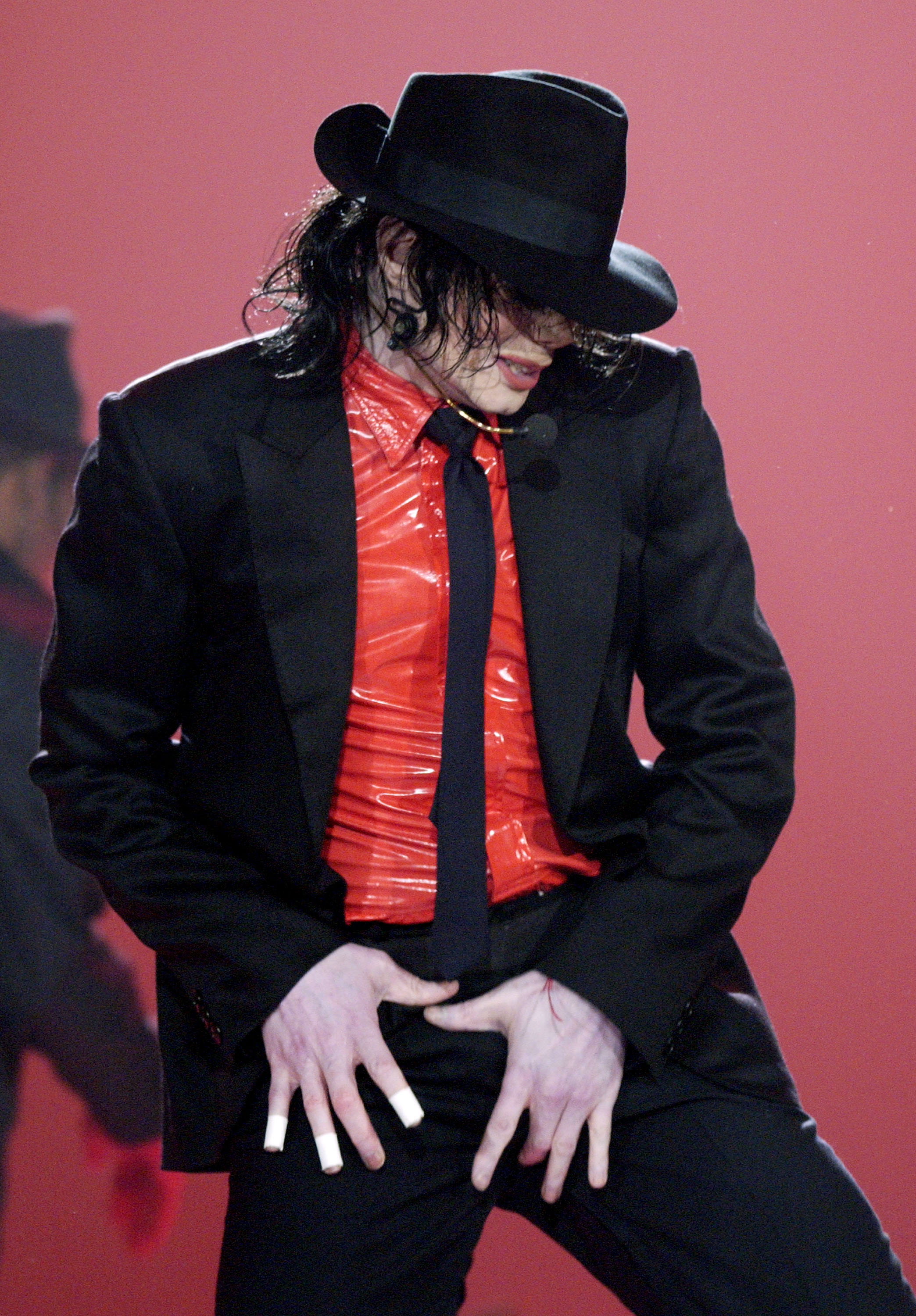 Michael Jackson performs on stage on May 3, 2002 | Source: Getty Images