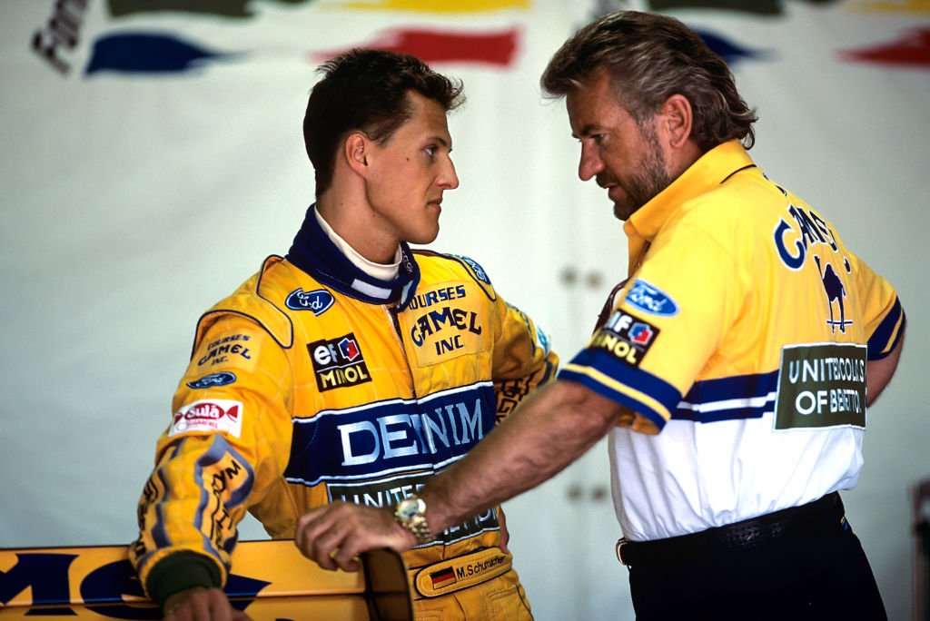 Michael Schumacher, Willy Weber, Grand Prix de Grande-Bretagne, Silverstone, 11 juillet 1993. Michael Schumacher discutant avec le manager Willy Weber. І Source : Getty Images
