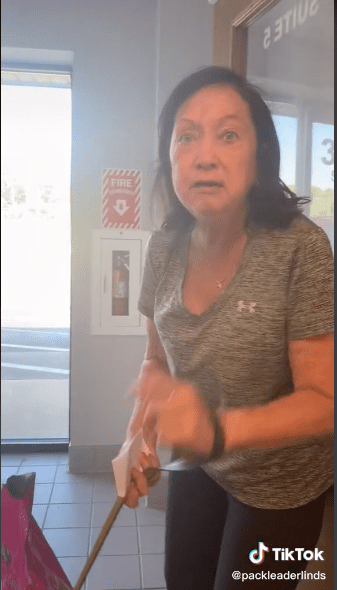 A dog owner yells at a dog trainer who refused to train her dog. | Source: TikTok/@packleaderlinds