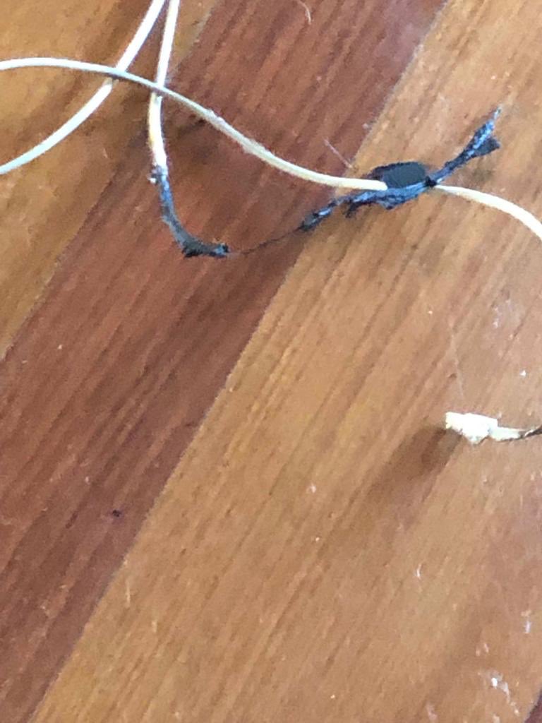 El exceso de calor sobrecalentó los cables. | Foto: Twitter/BomberosValladolid El exceso de calor sobrecalentó los cables. | Foto: Twitter/BomberosValladolid