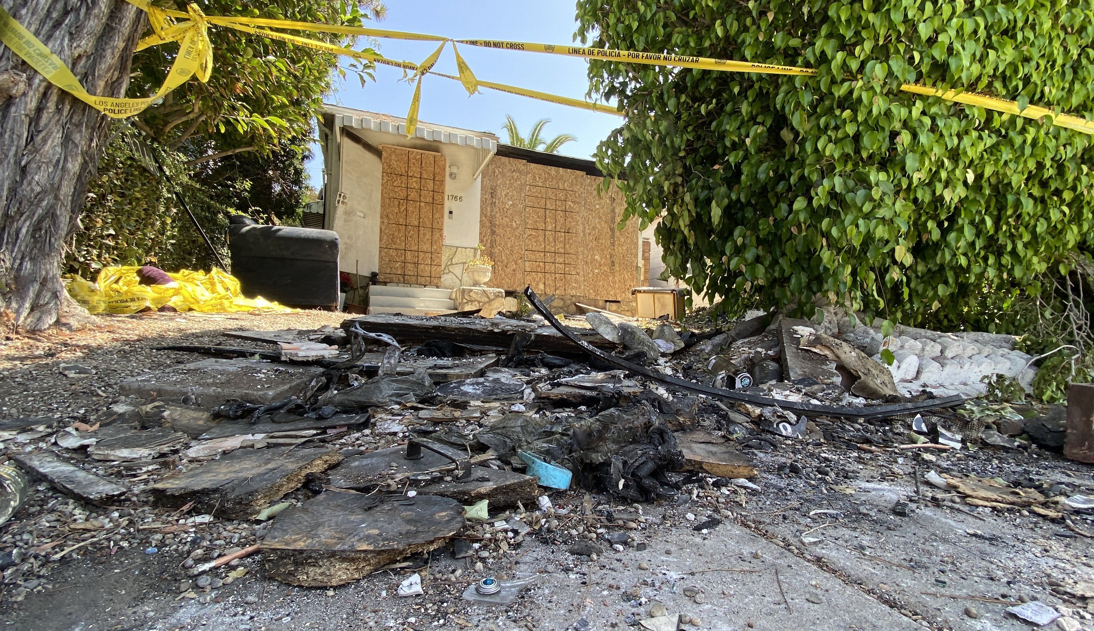 Charred debris and caution tape are seen at the site where US actress Anne Heche crashed into a home in Mar Vista, California on August 8, 2022 | Source: Getty Images 
