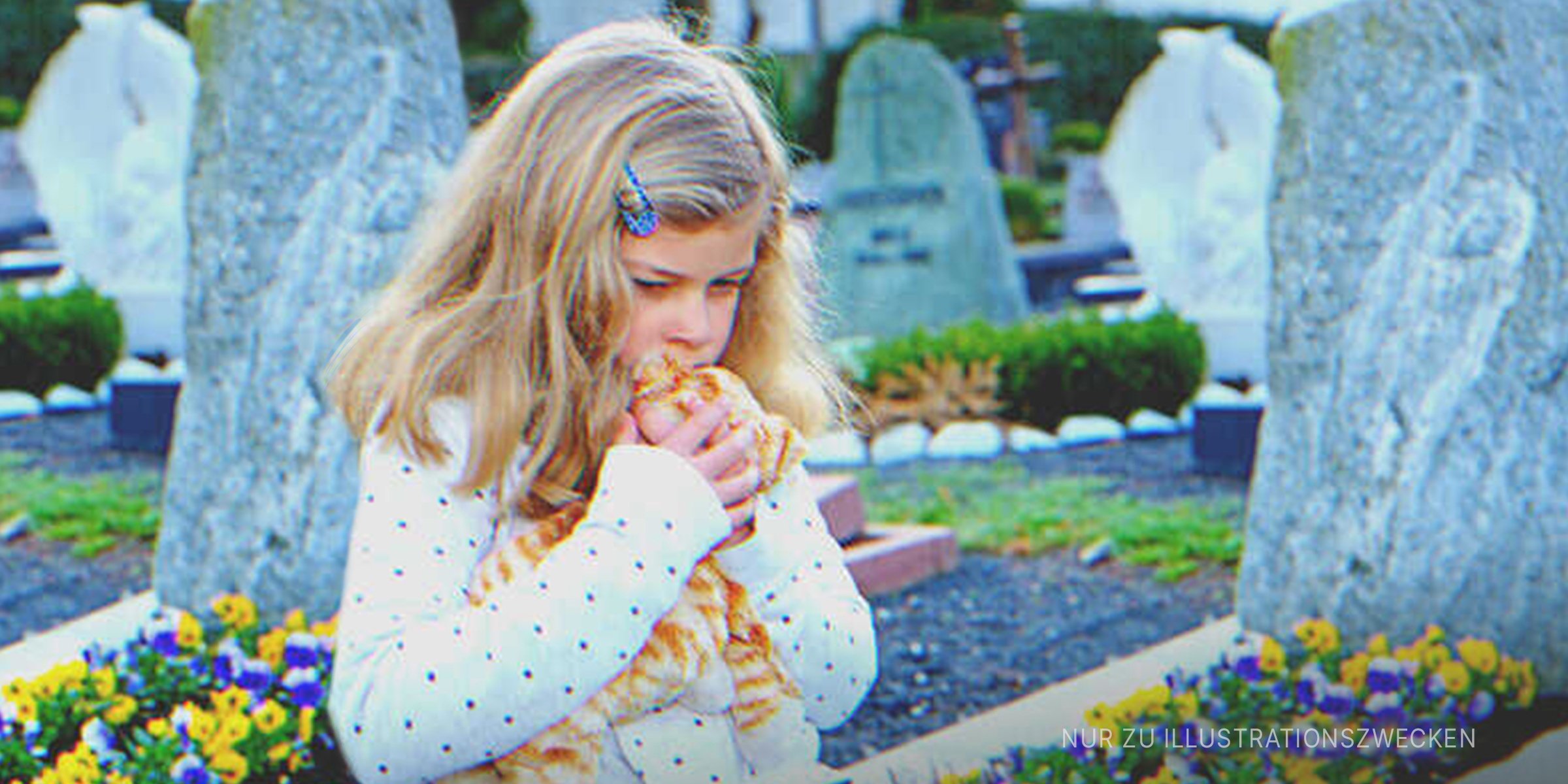 Junges Mädchen auf einem Friedhof mit einem Stofftier | Quelle: Shutterstock