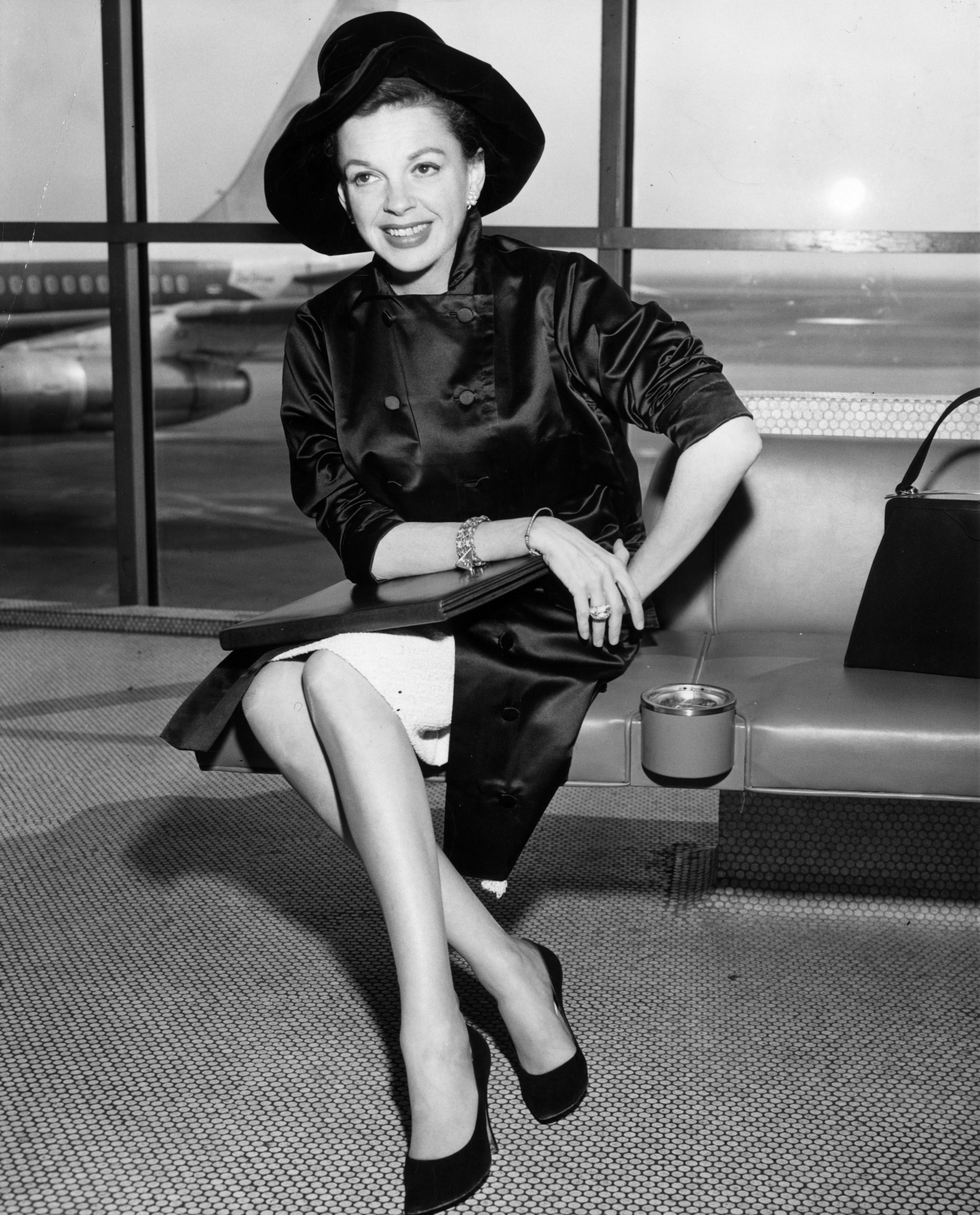Singer and film star Judy Garland at an airport on January 01, 1955 | Photo: Getty Images